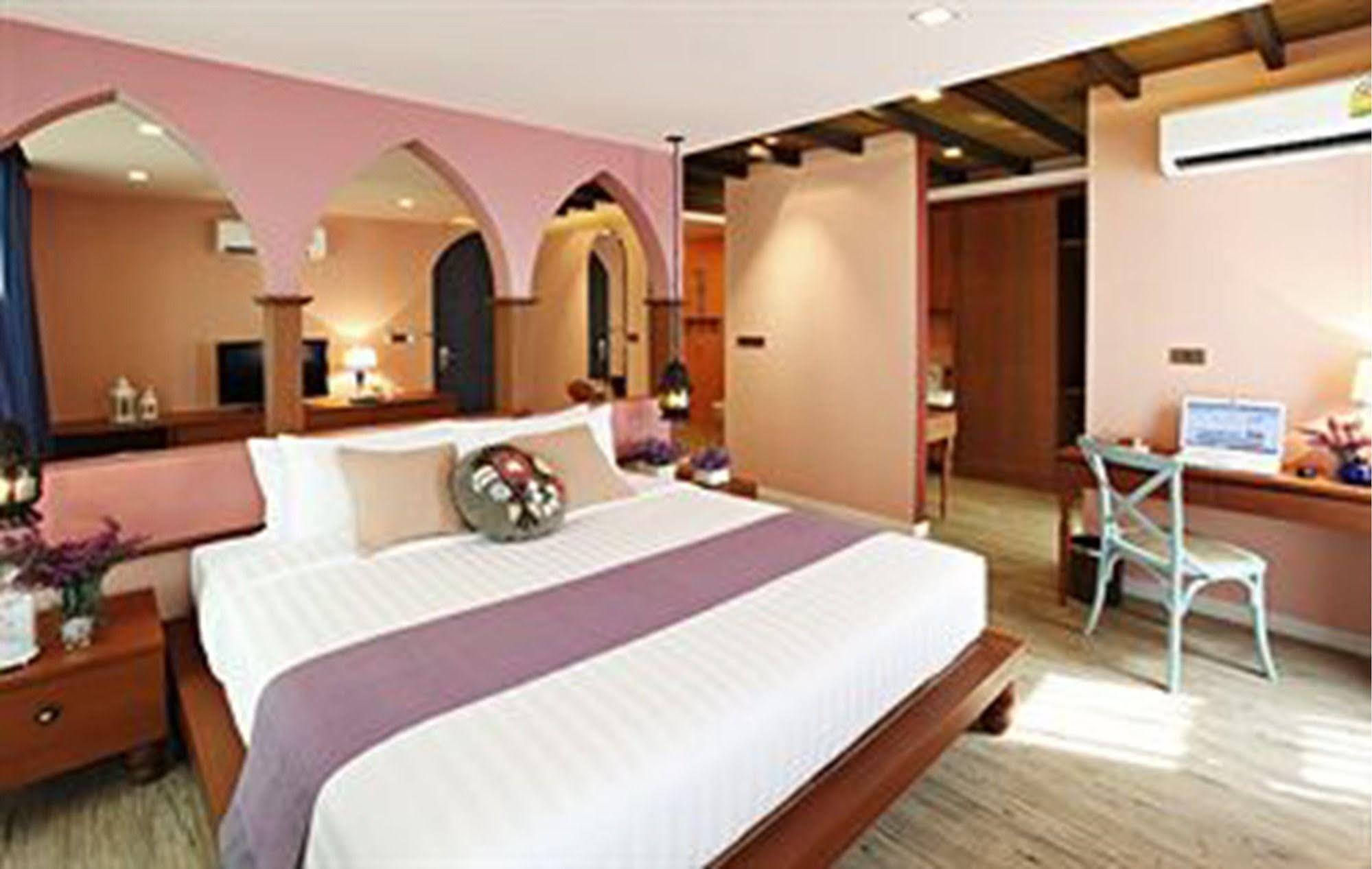 Amber Boutique Silom Hotel Банкок Екстериор снимка