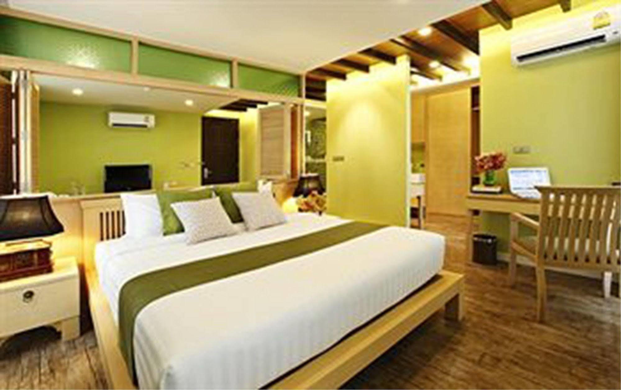 Amber Boutique Silom Hotel Банкок Екстериор снимка